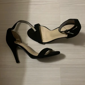 Svarta klackar - Svarta klackar från Nelly i storlek 35. Säljer då dem blivit för små, klacken är ungefär 7cm. Säljer likadana fast i beige. Köp båda för 90kr eller ett par för 79