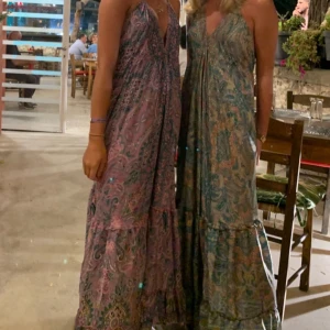 Mönstrad långklänning - Säljer denna fina mönstrade långklänning!! Köpt utomlands🙏❤️strl s