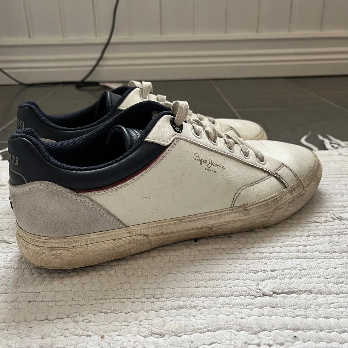 Vita sneakers från Pepe Jeans