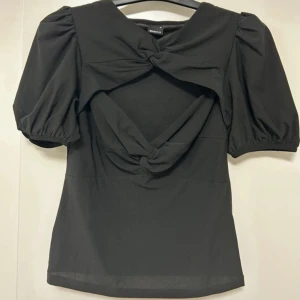 Isa top (cut out topp) - Slutsåld populär topp från gina, fint skick 