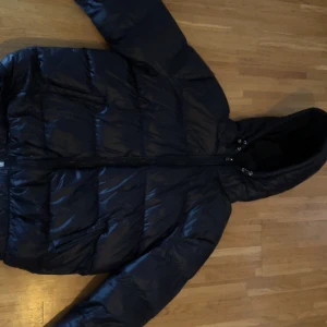 Svart puffar jacka från Zara - Svart Zara jacka passar perfekt till våren. Några månader gammal men helt prefekt i skicket. Storlek: S, MAN