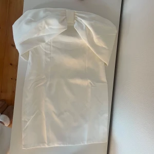 Studentklänning  - Vit fin studentklänning med rosett. Aldrig använd 💕😁