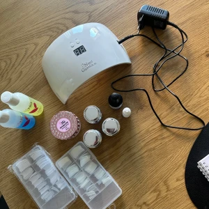 Nagel kit  LED-lampa och gelé  - UV-Lampa  Clean Off Solution 90ml (lite mer än hälften kvar) Nail Cleaner 90ml (lite mer än hälften kvar) Starline Frosted Pink 30ml (endast använd en gång)  Light Milky Pink Gel 15 gr (aldrig använd) Builder Gel Clear 15gr (använd 2 gånger)  Builder Gel White 15 gr (använd 1 gång)  Top & Base Gel 15 ml (använd 4-5 gånger)  Nail Glue (oanvänd)  2 förp. tippar (oanvänd)