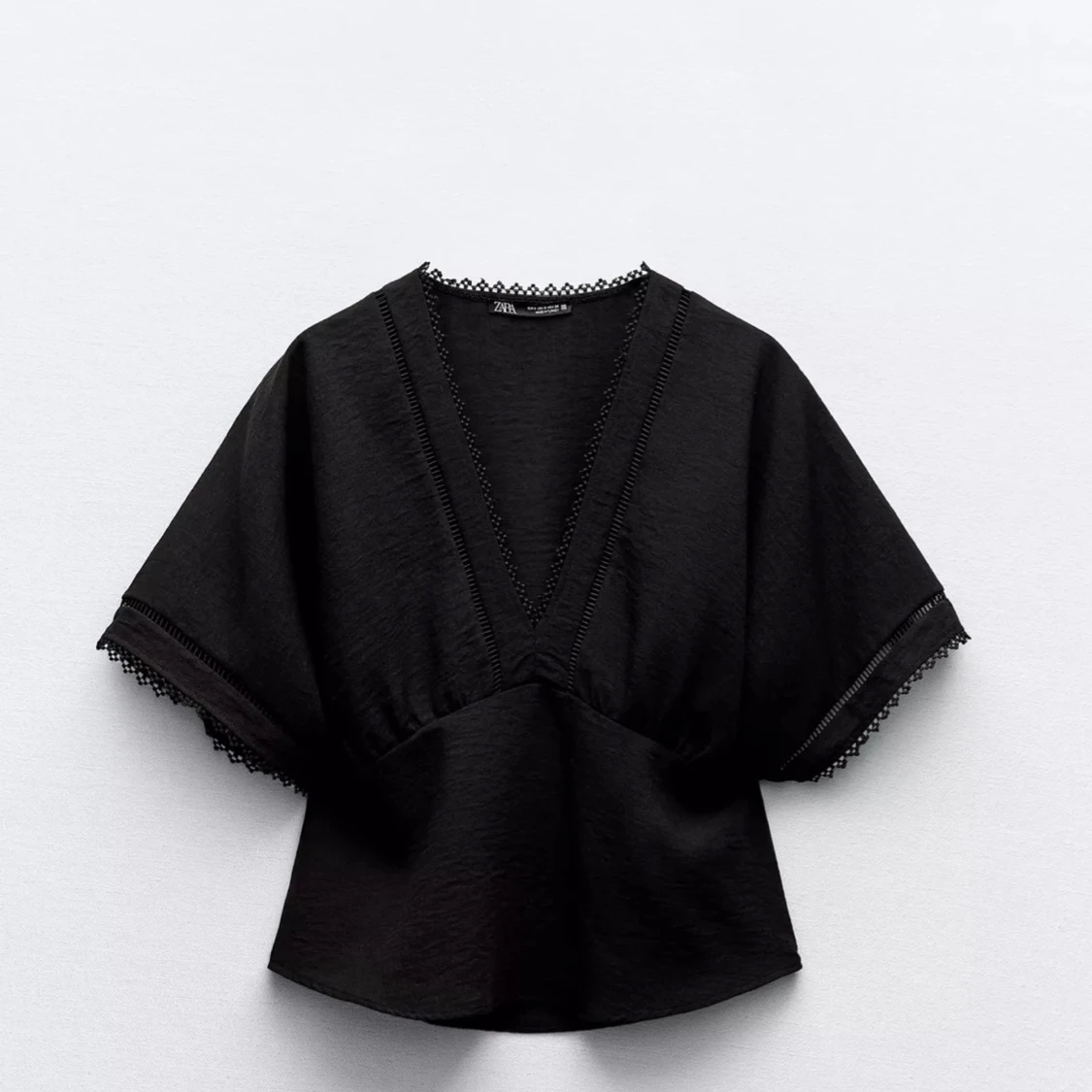 Svart v-ringad blus från Zara