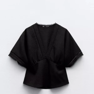 Svart v-ringad blus från Zara - Snygg svart blus från Zara med v-ringning och korta ärmar❣️