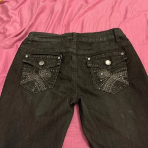 Svarta jeansbyxor från Bebe - Snygga svarta jeansbyxor från Bebe. Dem har några fläckar som säkert går bort i tvätten. dem är bootcut/straight och i storlek w30