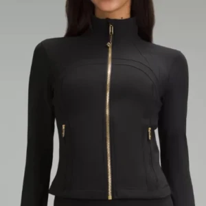 Svart och guldig lululemon jacka  - Snygg svart träningsjacka med guldfärgad dragkedja och hög krage från lululemon. Jackan har en figurnära passform och långa ärmar. Perfekt för en stilren look. Storlek 2, den är helt slutsåld överallt💋endast använd vid två tillfällen då jag inte fick den användningen jag tänkte för den! 