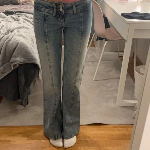Monki blå lågmidjade bootcut jeans - Superfina blå lågmidjade bootcut jeans från Monki i storlek 26. De är aldrig använda och i nyskick💕