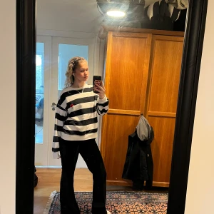 Randig tröja från H&M - Säljer en snygg svartvit randig tröja från H&M med ett rött Paris-broderi på bröstet. Jag har inte använt tröjan mycket och därför är den i mycket bra skick. Tröjan är perfekt för skolan💕 priset kan diskuteras🥰