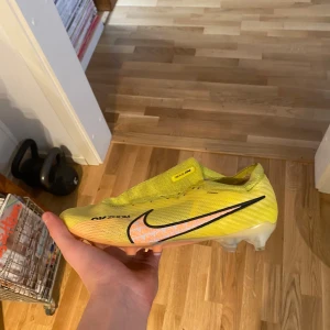 Nike air zoom  - Nike air zoom använda men inget sönder saknar dock skosnören 