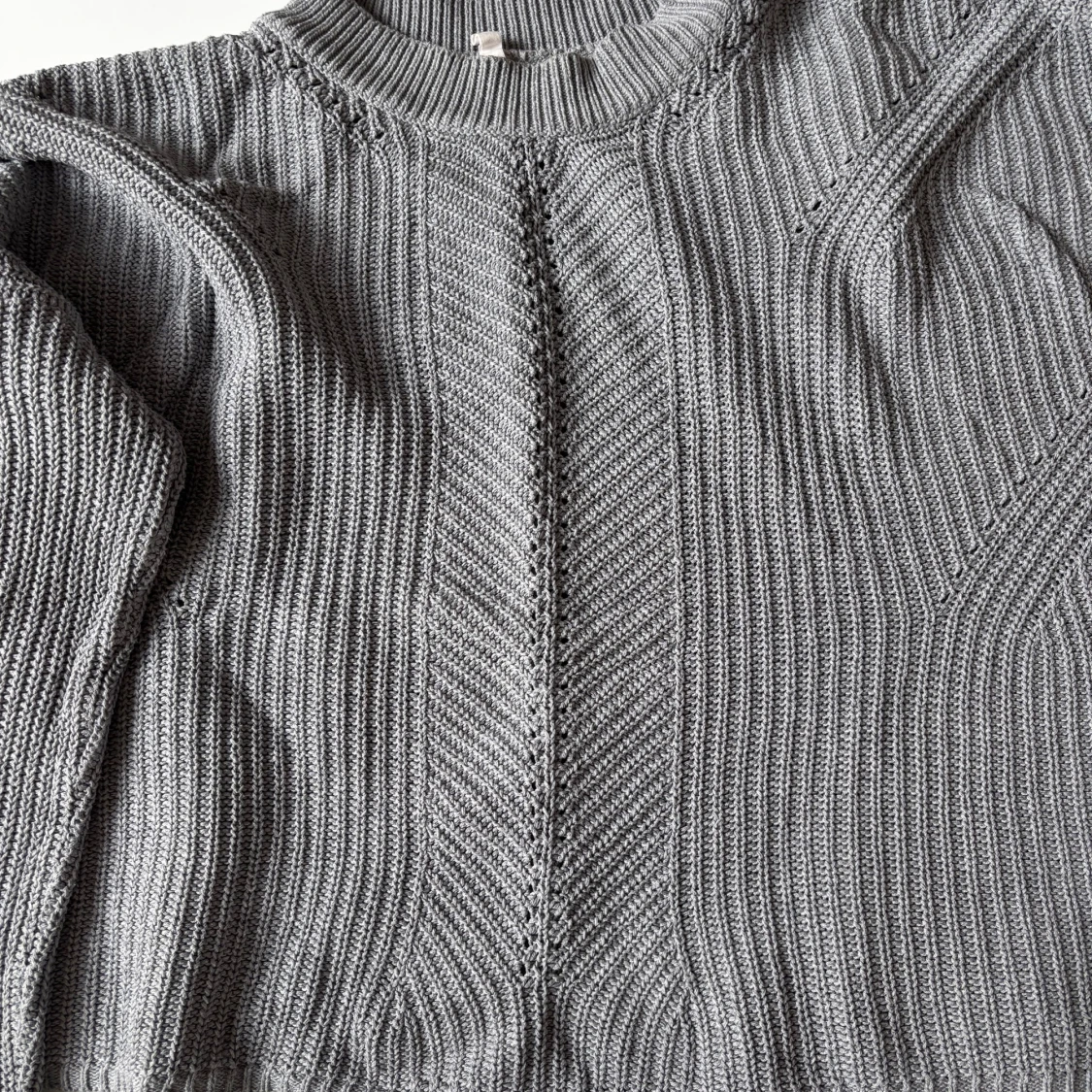 Grå stickad tröja  - 2