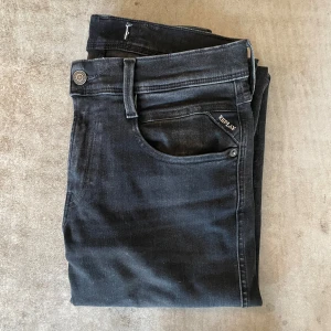 Svarta jeans från Replay - // Replay | Nytt skick | Nypris runt 1800 | Storlek W29 L32 | Hör av dig vid fler frågor // ressellfabriken 