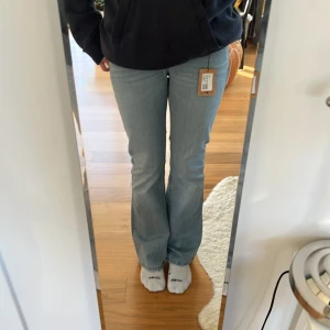 Ljusblå bootcut jeans från Lee - Supersnygga ljusblå jeans från Lee, storleken upplevde jag som ganska liten då jag brukar ha 27/32 men säljer pga för små i midjan💕💕
