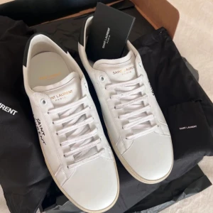 Saint laurent  - Säljer dessa helt nya saint laurent skor som är den perfekta trendiga sommarskorn som passar till allt. Helt nya med alla tillbehör. Pris kan diskuteras vid smidig affär! 