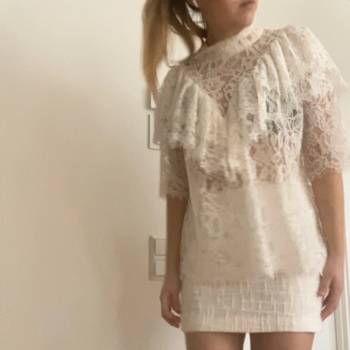 Vit spetsblus med volangdetaljer - 2