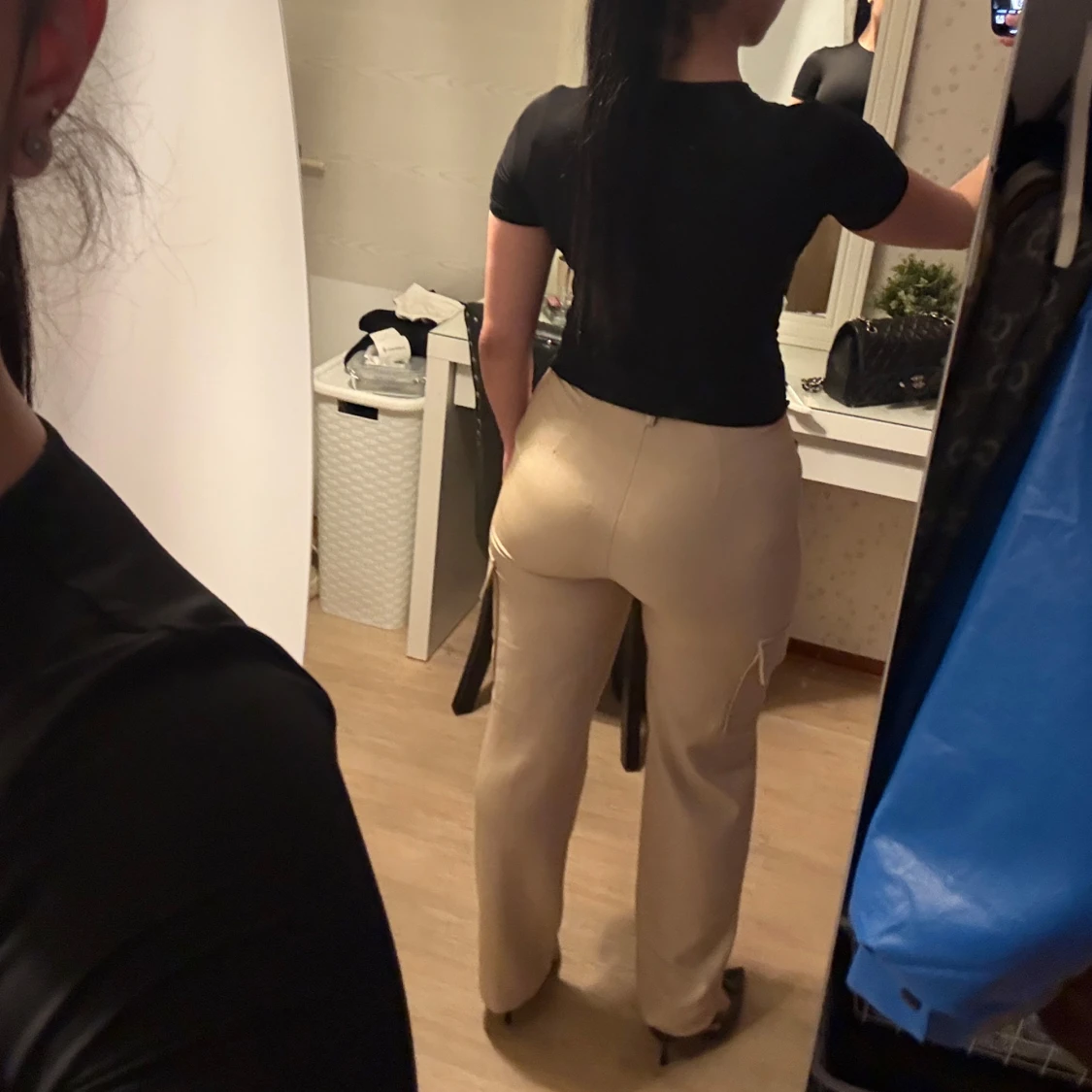 Beige cargopants med fickor från nakd - 2