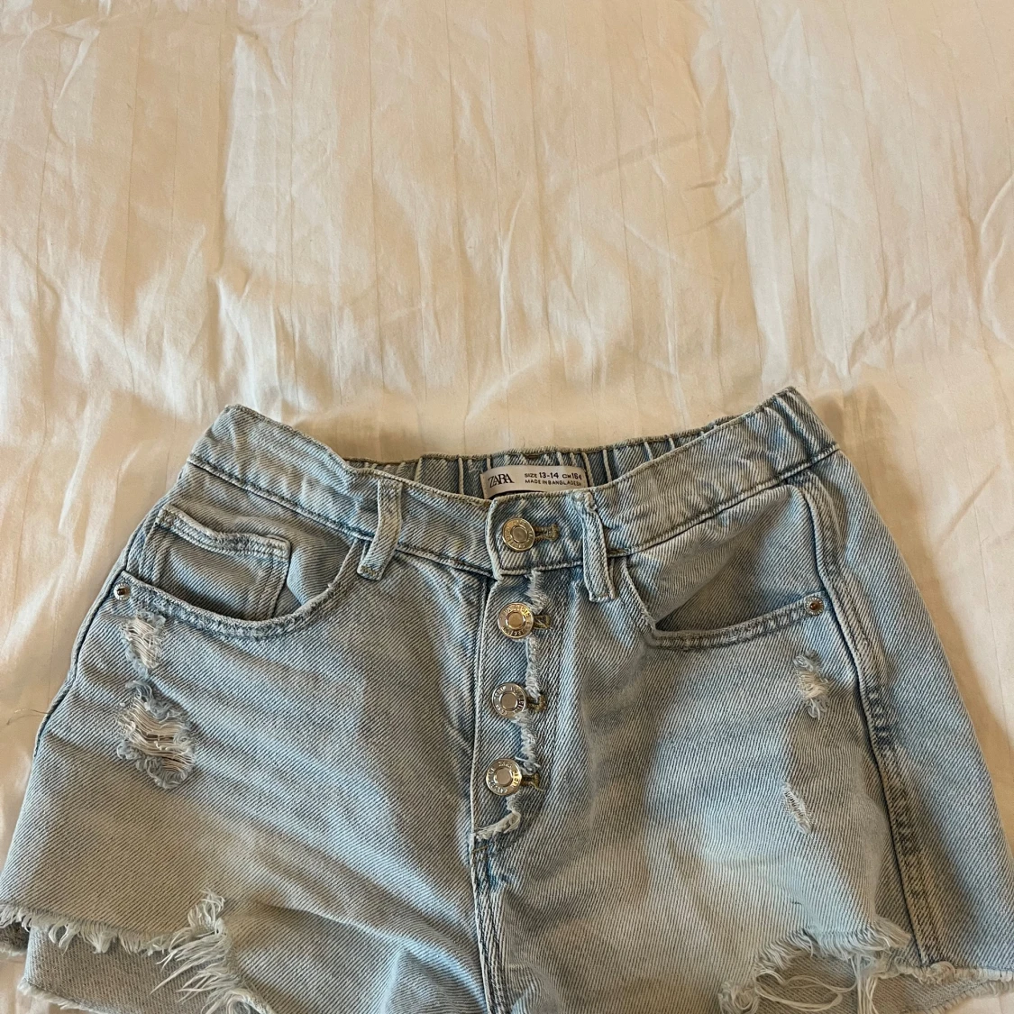Ljusa jeansshorts från Zara