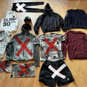 Försvarsmakten Träningsställ Träningskläder Hoodie jeans Herr - - Mössa Trimtex, 59 kr - Natotröja 100% Ull Stl M, 449 kr. - Hoodie Svart Stl M, 99 kr - Jeansjacka Sleeveless Stl M, 69 kr - Vinröd Ribbad Långärmad Stl S Pris 69 kr - Olimp tanktop Stl M 69 kr - Keps Alexander ”The Mauler” Gustafsson, 49 kr