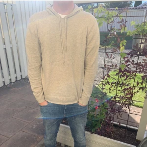 Ralph Lauren Kashmir Hoodie - Säljer denna tvärsköna kashmir hoodie från Ralph Lauren. Hoodien är i riktigt bra skick, och passar perfekt till våren & är Storlek M🤩