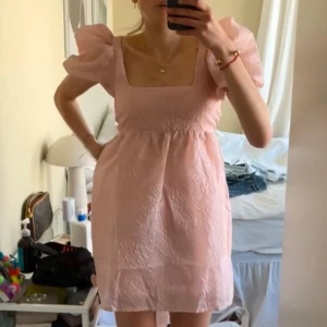 ASOS klänning  - ASOS klänning med rosett baktill 