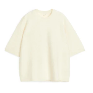 Vit stickad T-shirt  från Arket - Säljer världens skönaste stickad T-shirt från arket då den tyvärr är för stor på mig, aldrig använd 🩷bara att skriva  för egna bilder!