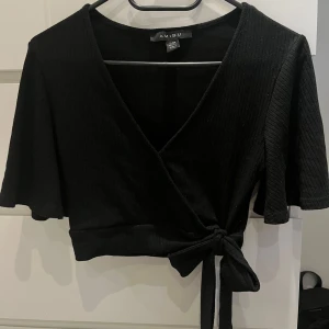 Fin sommartopp! - Svart sommar topp från New Yorker, storlek 34. Knyte i sidan som man kan ha på olika sätt. Skriv för fler bilder eller vid frågor💓