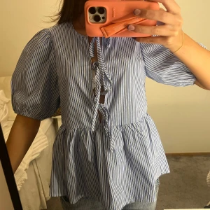 Randig han i liknande blus  - Super söt blus som är knytbar där framme, lik gannis model och är vekrligen så fin