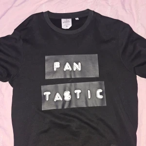 Fantastic Sweatshirt by Cheap monday  - Aldrig använd bara testad var köpt i fel storlek och finns inga tecken på skador eller användning, vid frågor tveka inte att fråga, kan gå ner i pris vid snabb affär. 