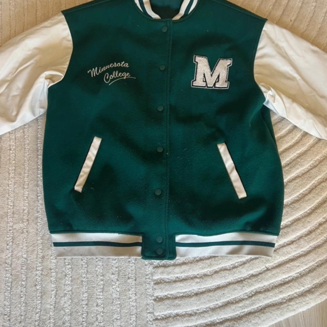 Grön och vit collegejacka från H&M Divided - 1