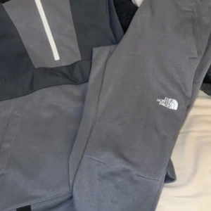 Grå mjukis sett från The North Face - Säljer en grå mjukis dress från The North Face då det inte passar mig längre storlek(S). Perfekta för chill eller träning.