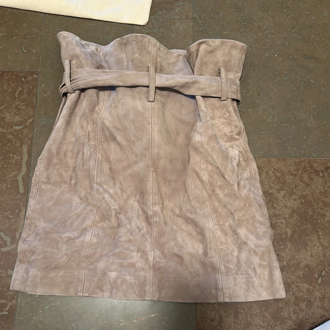 Beige mockakjol med knytbälte från IRO - 1