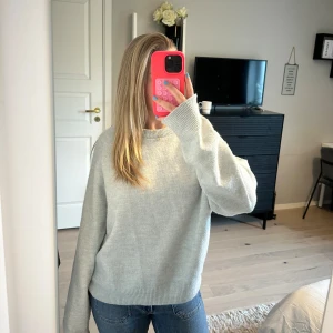 Ljusblå stickad tröja - Stickad tröja i ljusblå färg. Storlek L, passar mig som vanligtvis har storlek S då den sitter lite oversized. Jättebra skick!