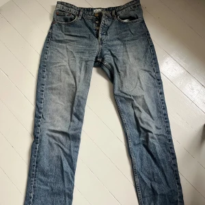 Blå raka jeans från Zara - Klassiska blå jeans från Zara med rak passform och normal midja. Jeansen har fyra fickor och stängs med knappar. Perfekta till vardags för en avslappnad stil. Är lite urtvättade men fortfarande i bra skick. Inga skador. Skicka för fler bilder🩵