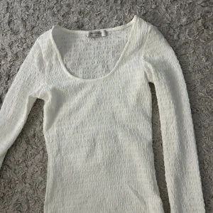 Långärmad topp - Fin långärmad vit tröja från Rut & Circle!☺️ Den är i storlek XS men jag skulle säga att den är stor i storlek🤍 Aldrig använd!