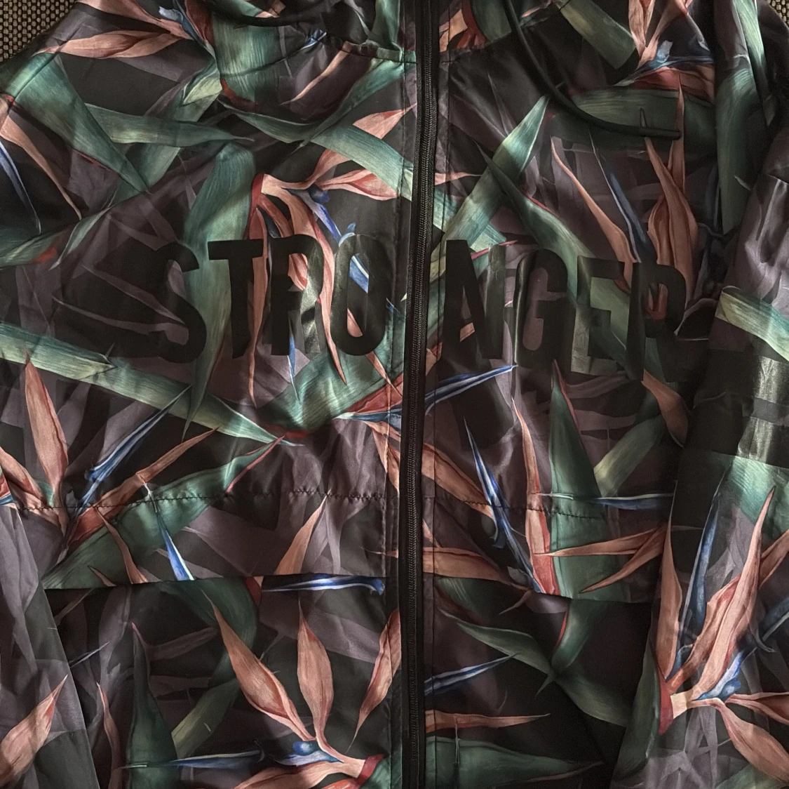 Mönstrad vindjacka med huva från Stronger - 1