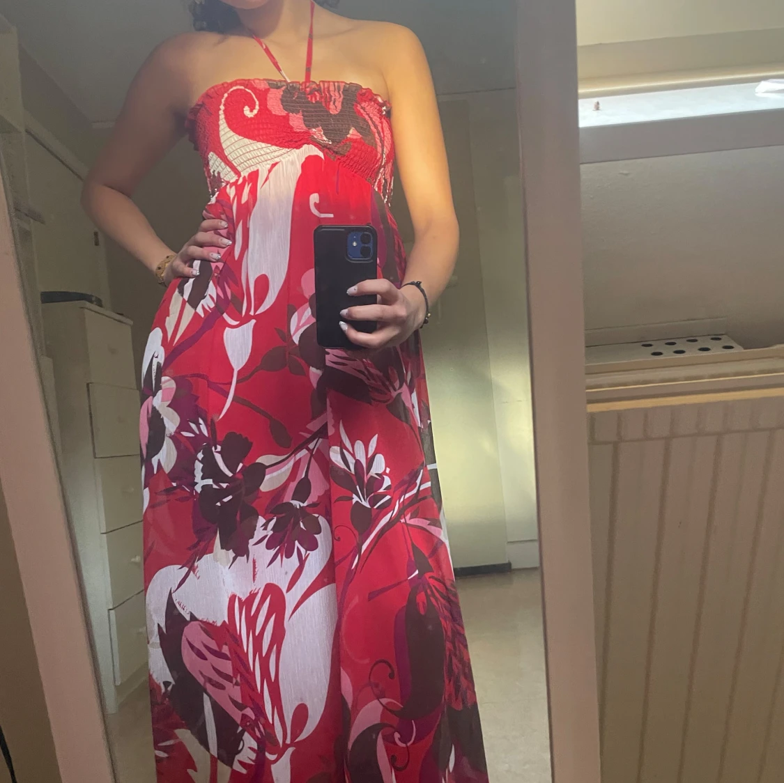 Röd och vit maxiklänning med blommigt mönster - 1