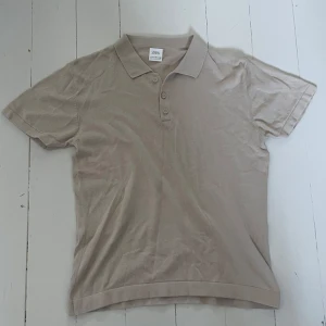 Beige pikétröja från Zara - Säljer en stilren beige pikétröja från Zara i storlek 152. Tröjan har klassisk krage, tre knappar framtill och är kortärmad. Perfekt för en clean och enkel look nu till sommaren.