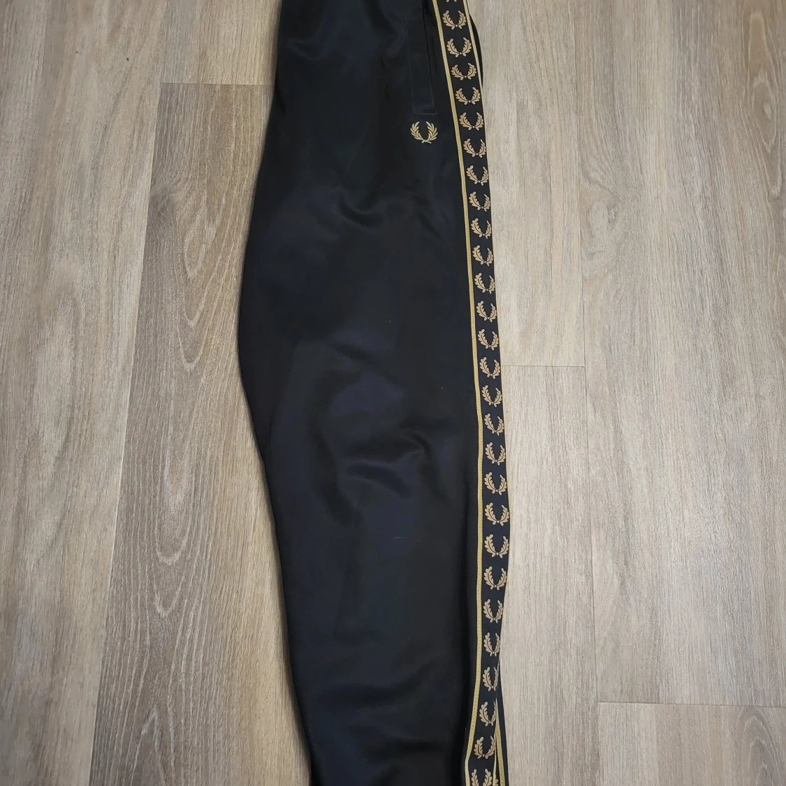 Svart tracksuit från Fred Perry med gulddetaljer - 1