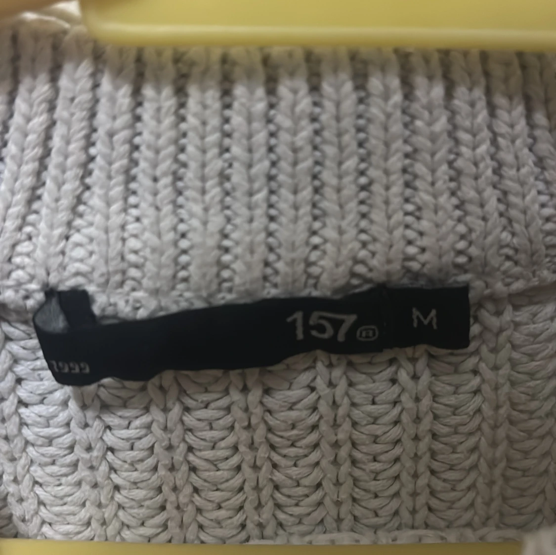 Beige och vit stickad tröja med ränder - 1