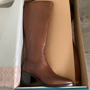 Bruna oanvända stövlar från Dasia - Säljer ett par snygga bruna stövlar, helt oanvända. Passar även dom som har lite större vader :) 