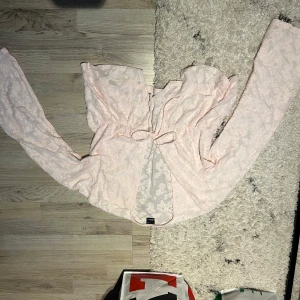 Ljusrosa spetsblus med knyt från Gina Tricot - Säljer en ljusrosa blus från Gina Tricot. 