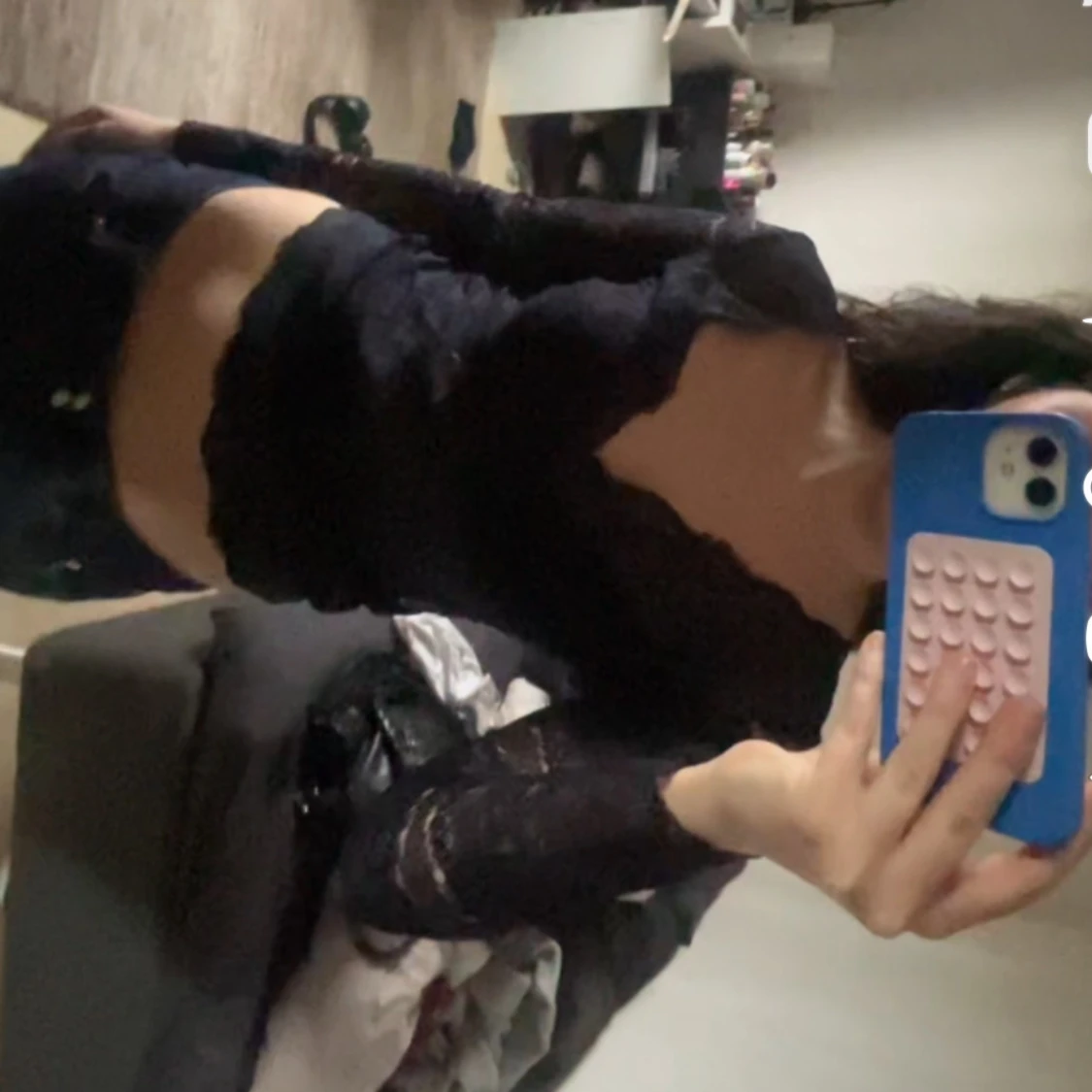 Svart spetströja med v-ringning