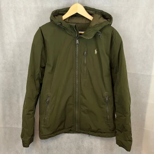 Ralph Lauren jacka - Riktigt schysst raffe dunjacka i storlek M. Fint skick. 