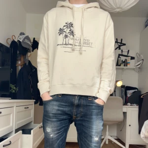Saint laurent hoodie - Säljer en ben vit YSL hoodie. Är 173 och väger 56 kg. Köpt på plick så har inte kvitto, men aldrig sett fakes av denna hoodie och kvaliteten är fantastisk.
