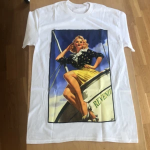 Revenite tröja - Säljer min revenite tröja pga att den inte passar,helt nytt skick. skriv om du har några ytterligare frågor. Pris kan diskuteras 