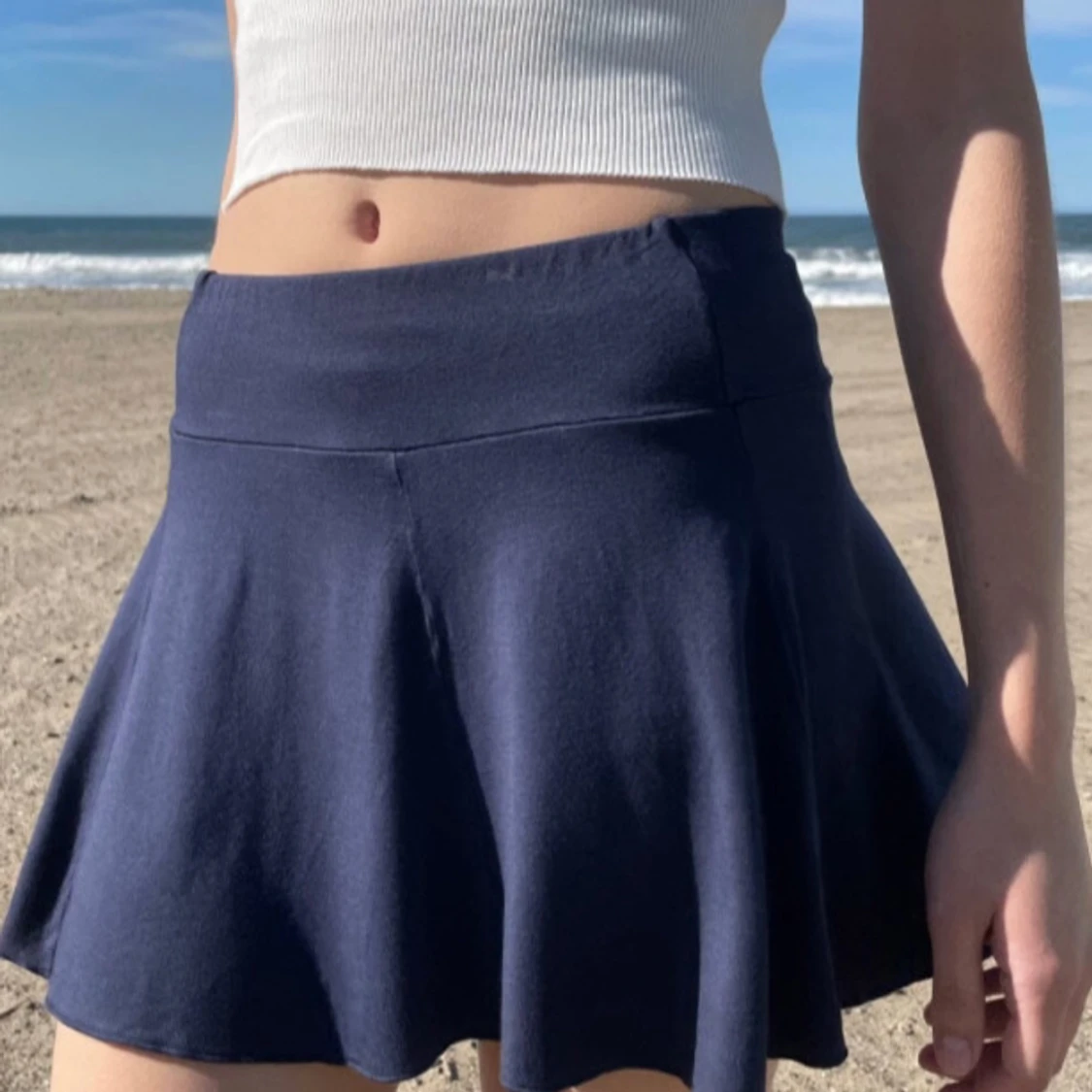 Mörkblå volangkjol från Brandy Melville