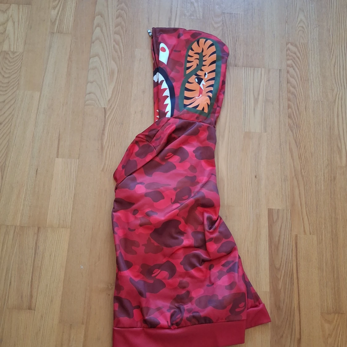 Röd camouflage zip-hoodie med hajmotiv från BAPE - 4