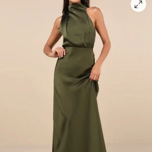 Olivgrön långklänning med hög hals - Säljer en elegant olivgrön långklänning i satin med hög hals. Helt ny med prislapp kvar!! Hör av er för fler bilder:)))) 