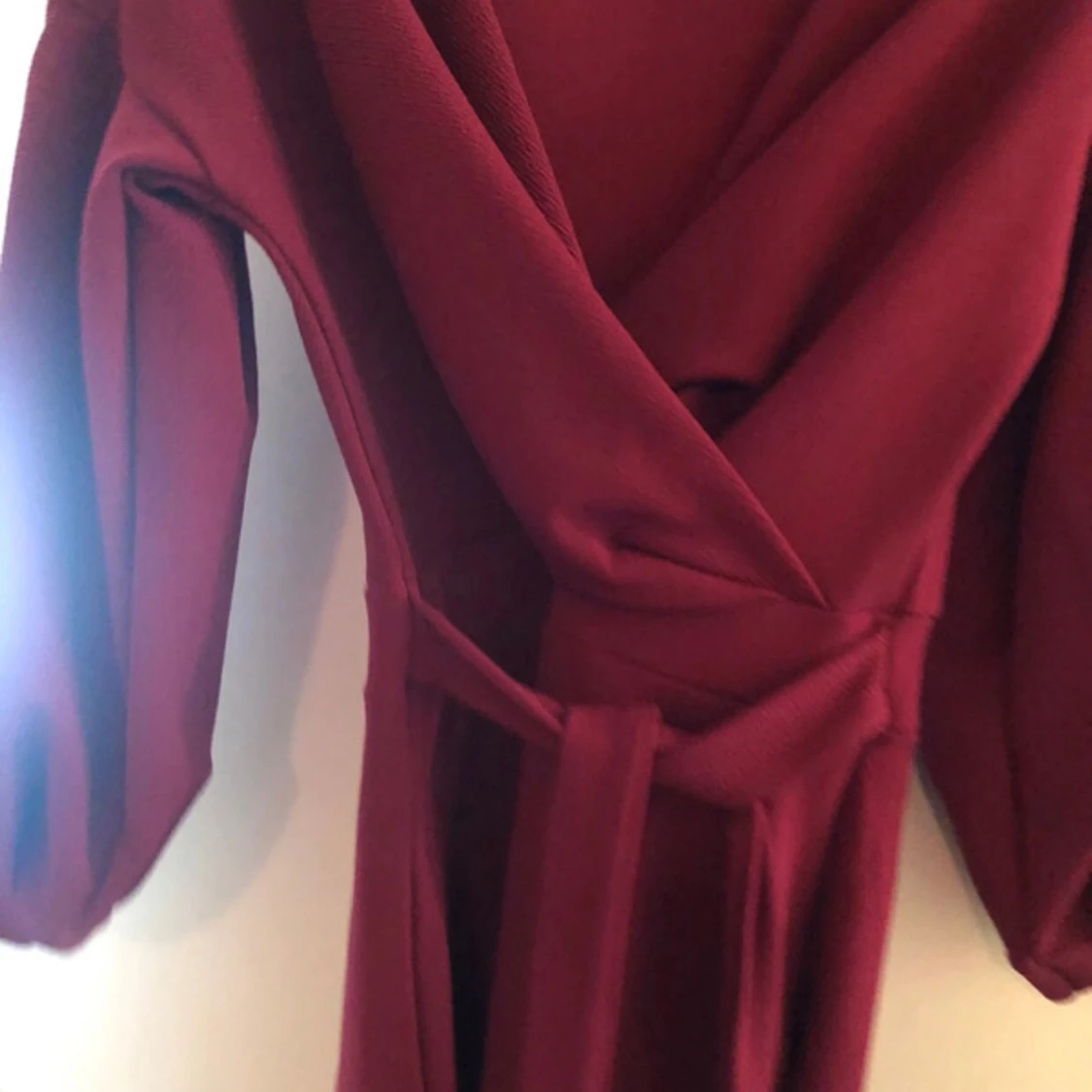 Vinröd omlottklänning från Boohoo Night - 3