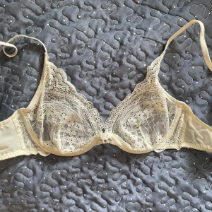 Vit spets-bh från Hunkemöller - Säljer en elegant vit bh från Hunkemöller med vacker spets och tunna axelband. Bh:n har fina spetsdetaljer framtill, samt justerbara axelband och hakknäppning bak.